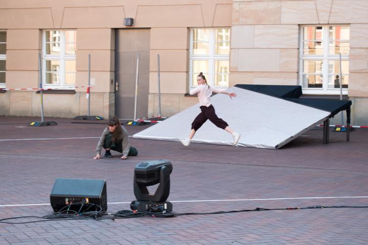 Impression aus dem Innenhof des Landtages während der Aufführung von Laura Heinecke & Company mit der Produktion „FALL INTO PLACE oder was wa(h)r ist“.