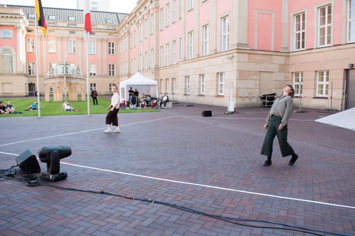 Impression aus dem Innenhof des Landtages während der Aufführung von Laura Heinecke & Company mit der Produktion „FALL INTO PLACE oder was wa(h)r ist“.