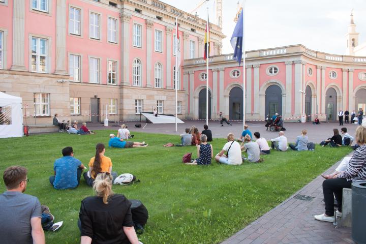 Impression aus dem Innenhof des Landtages während der Aufführung von Laura Heinecke & Company mit der Produktion „FALL INTO PLACE oder was wa(h)r ist“.