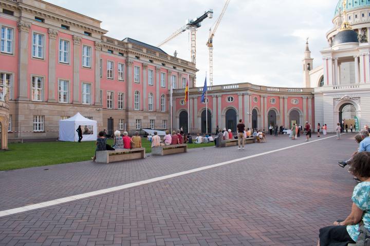 Impression aus dem Innenhof des Landtages während der Aufführung von Laura Heinecke & Company mit der Produktion „FALL INTO PLACE oder was wa(h)r ist“.