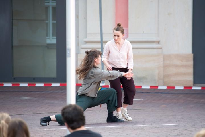 Impression aus dem Innenhof des Landtages während der Aufführung von Laura Heinecke & Company mit der Produktion „FALL INTO PLACE oder was wa(h)r ist“.