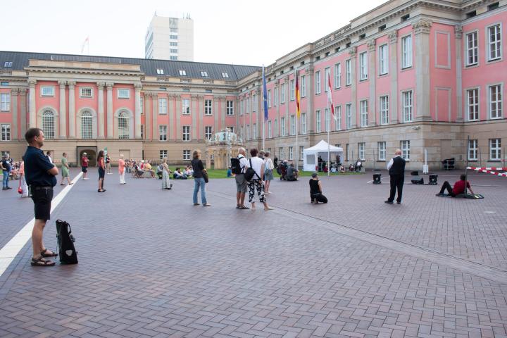 Impression aus dem Innenhof des Landtages während der Aufführung von Laura Heinecke & Company mit der Produktion „FALL INTO PLACE oder was wa(h)r ist“.