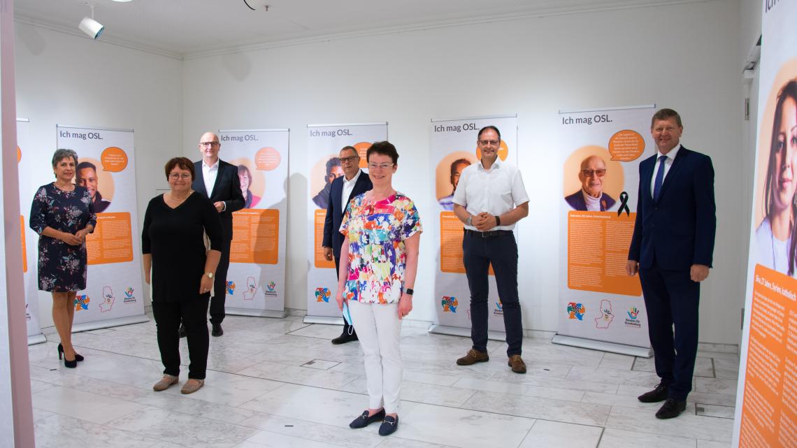 Ausstellungseröffnung „Ich mag OSL.“, v. l. n. r.: Landtagsvizepräsidentin Barbara Richstein, Integrationsbeauftragte des Landkreises Oberspreewald-Lausitz Kathrin Tupaj, Ministerpräsident Dr. Dietmar Woidke, Innenminister Michael Stübgen, Abgeordnete Roswitha Schier, Abgeordneter Wolfgang Roick und Landrat des Landkreises Oberspreewald-Lausitz Siegurd Heinze