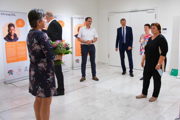 Landtagsvizepräsidentin Barbara Richstein (l.) bedankt sich bei der Integrationsbeauftragte des Landkreises Oberspreewald-Lausitz Kathrin Tupaj (r.) für die Ausstellung.