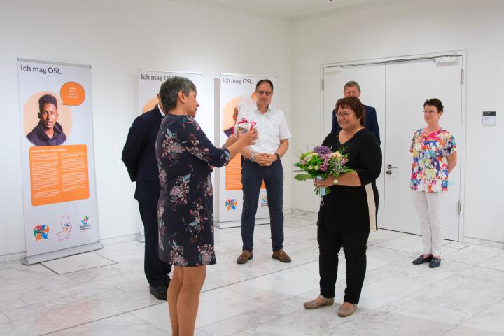 Landtagsvizepräsidentin Barbara Richstein (l.) bedankt sich bei der Integrationsbeauftragte des Landkreises Oberspreewald-Lausitz Kathrin Tupaj (r.) für die Ausstellung.