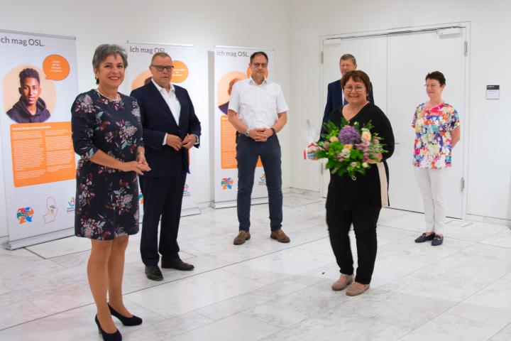 Impression der Ausstellungseröffnung. V. l. n. r.: Landtagsvizepräsidentin Barbara Richstein, Innenminister Michael Stübgen, Abgeordneter Wolfgang Roick, Landrat des Landkreises Oberspreewald-Lausitz Siegurd Heinze, Integrationsbeauftragte des Landkreises Oberspreewald-Lausitz Kathrin Tupaj und Abgeordnete Roswitha Schier