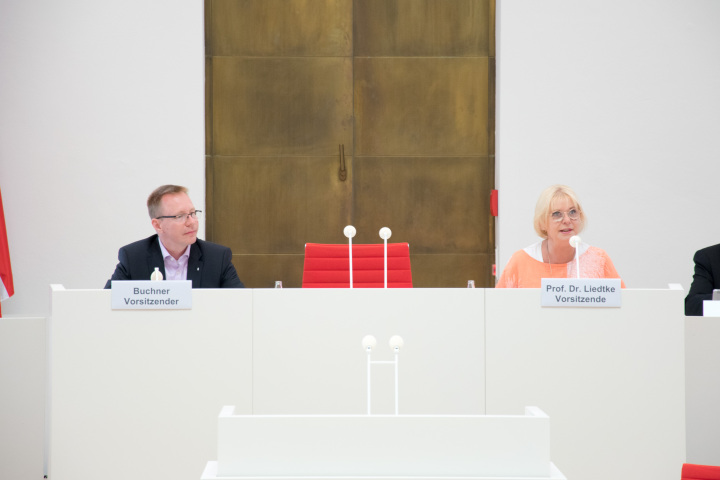 Landtagspräsidentin Prof. Dr. Liedtke (r.) und der Präsident des Abgeordnetenhauses von Berlin, Dennis Buchner (l.), eröffnen gemeinsam die 1. Sitzung der Parlamentarischen Konferenz im Plenarsaal des Landtages.
