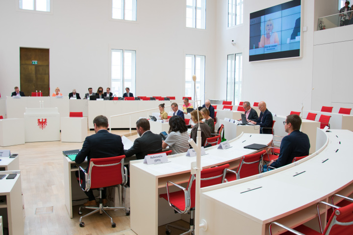 Blick in den Plenarsaal zu Beginn der 1. Sitzung der Parlamentarischen Konferenz