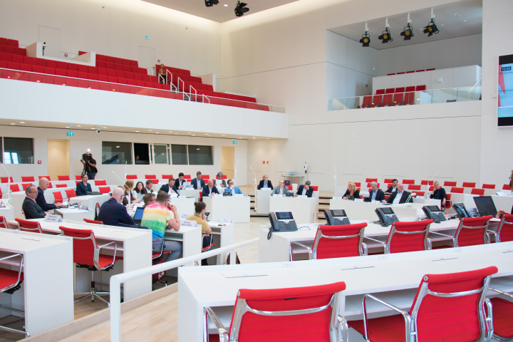 Blick in den Plenarsaal zu Beginn der 1. Sitzung der Parlamentarischen Konferenz