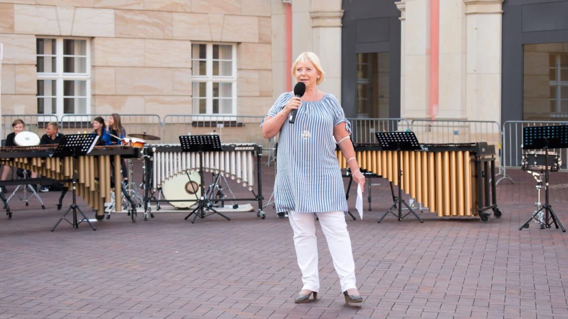 Begrüßung der Präsidentin Prof. Dr. Ulrike Liedtke zur sechsten Veranstaltung Kunst zur Zeit im Innenhof des Landtages.