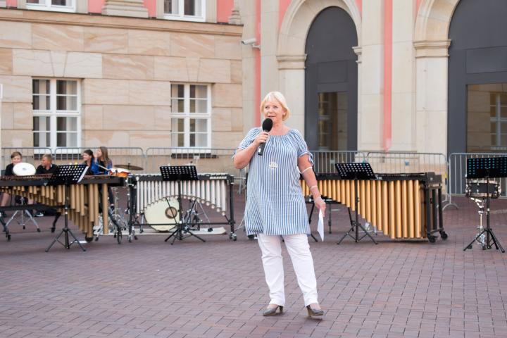 Begrüßung der Präsidentin Prof. Dr. Ulrike Liedtke zur sechsten Veranstaltung Kunst zur Zeit im Innenhof des Landtages.
