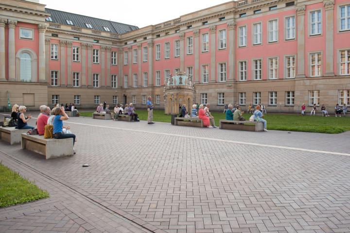 Blick in den Innenhof des Landtages während der Begrüßung der Präsidentin