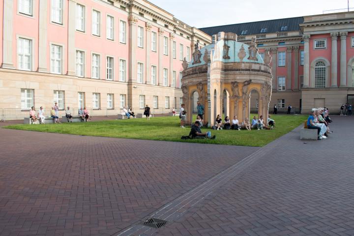 Blick in den Innenhof des Landtages während der Begrüßung der Präsidentin