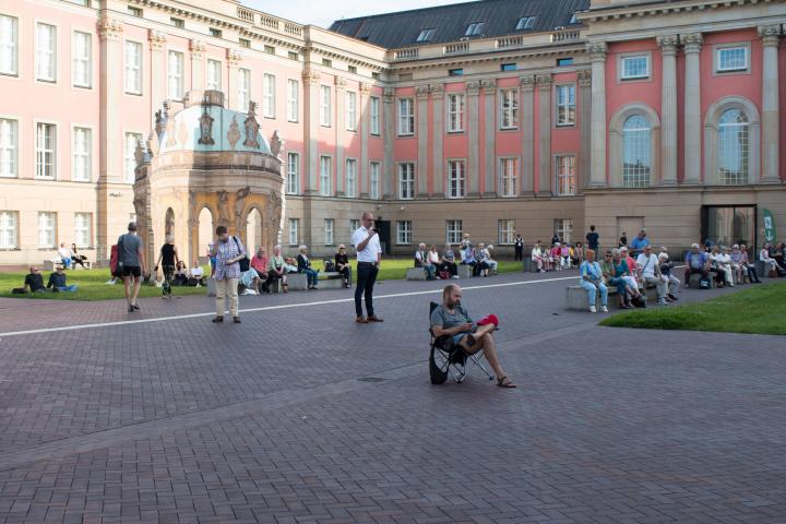 Blick in den Innenhof während der Aufführung der Weberknechte Juniors