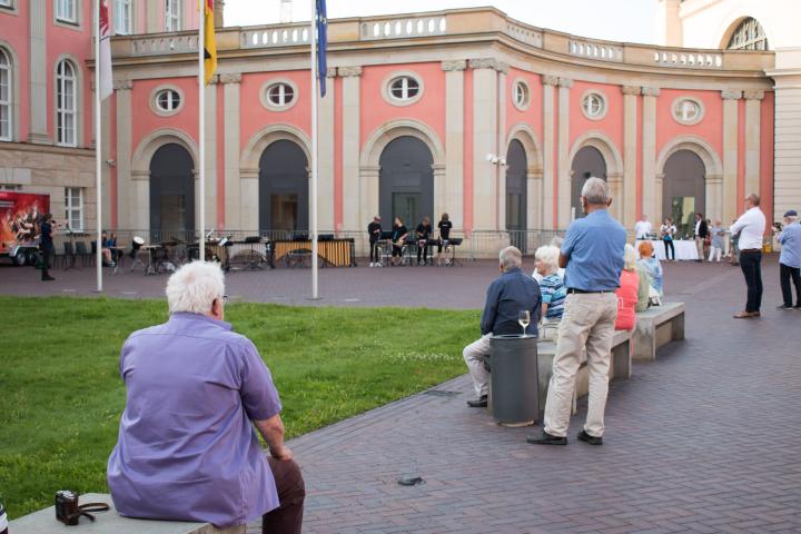 Blick in den Innenhof während der Aufführung der Weberknechte Juniors