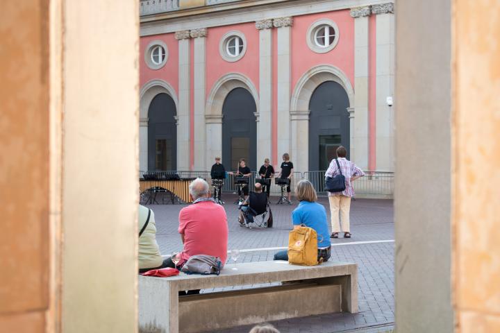 Blick in den Innenhof während der Aufführung der Weberknechte Juniors