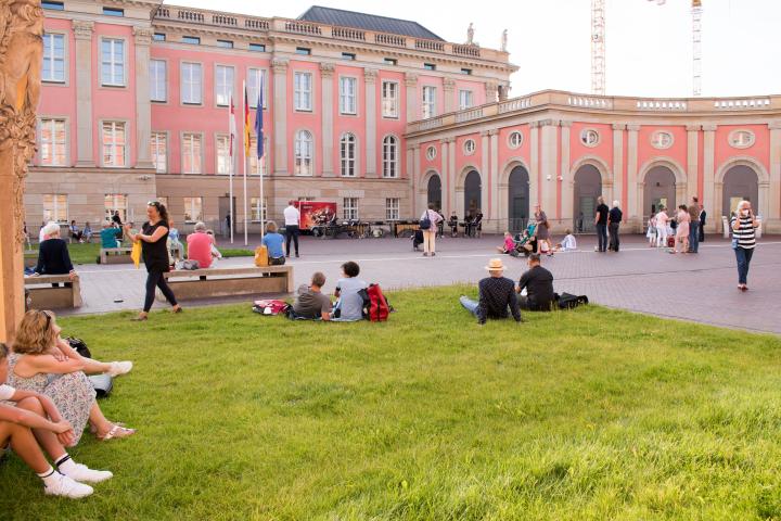 Blick in den Innenhof während der Aufführung der Weberknechte Juniors