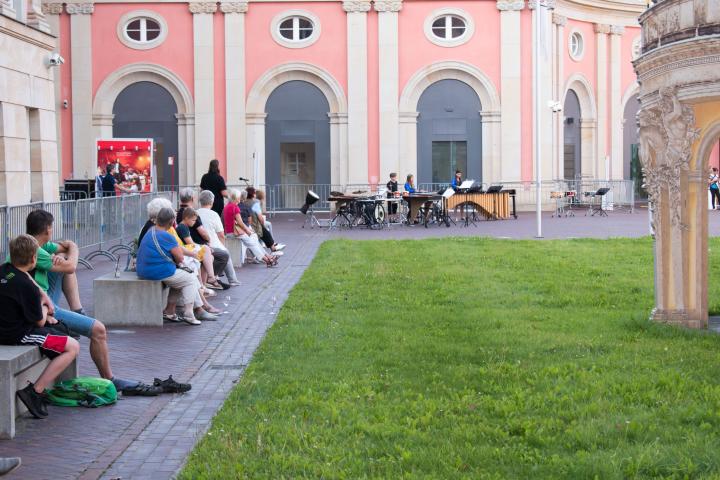 Blick in den Innenhof während der Aufführung der Weberknechte Juniors