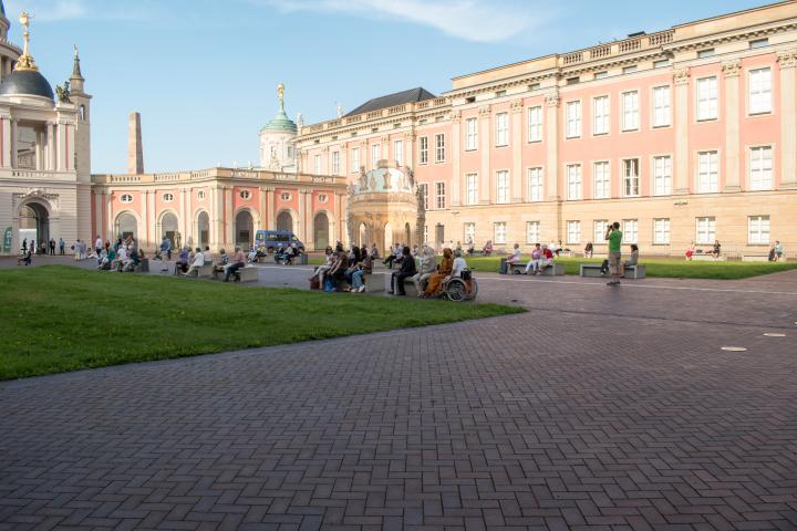 Blick in den Innenhof während der Aufführung der Weberknechte Juniors