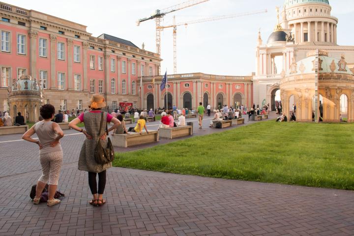 Blick in den Innenhof während der Aufführung der Weberknechte Juniors