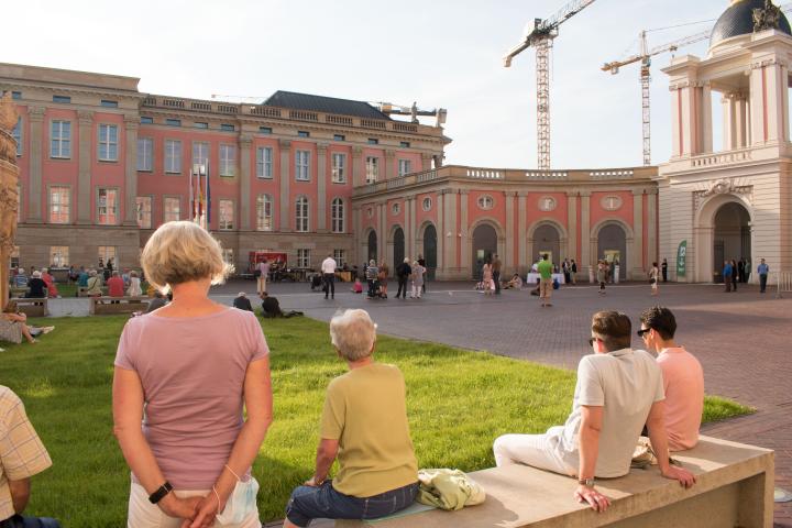 Blick in den Innenhof während der Aufführung der Weberknechte Juniors