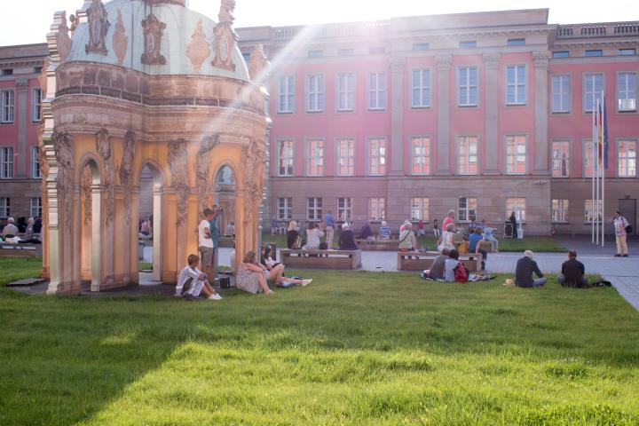 Blick in den Innenhof während der Aufführung der Weberknechte Juniors