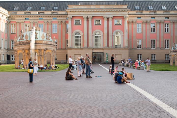 Blick in den Innenhof während der Aufführung der Weberknechte Juniors