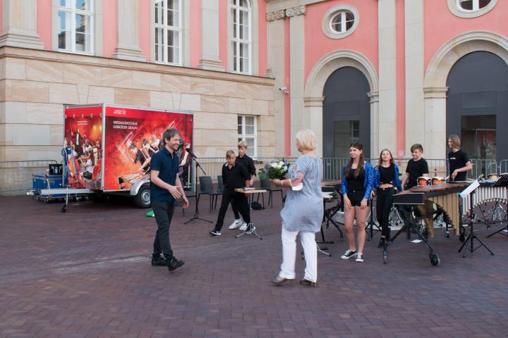 Landtagspräsidentin Prof. Dr. Ulrike Liedtke (m.) bedankt sich bei den Weberknechte Juniors für die Aufführung.