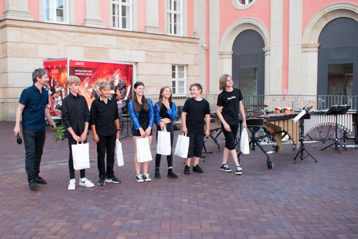 Ende der sechsten Veranstaltung Kunst zur Zeit mit den Weberknechte Juniors unter der Leitung von Lars Weber (l.).