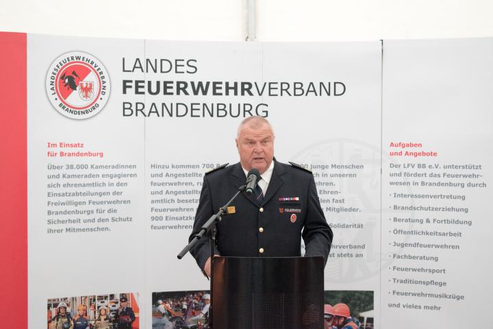 Begrüßung und kurze Ansprache des Präsidenten des Landesfeuerwehrverbandes e. V. Werner-Siegwart Schippel