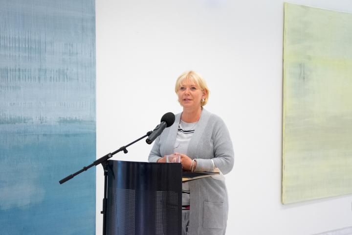 Landtagspräsidentin Prof. Dr. Ulrike Liedtke begrüßte die Künstlerinnen und Künstler, sowie die Gäste zur Vernissage im Landtag.