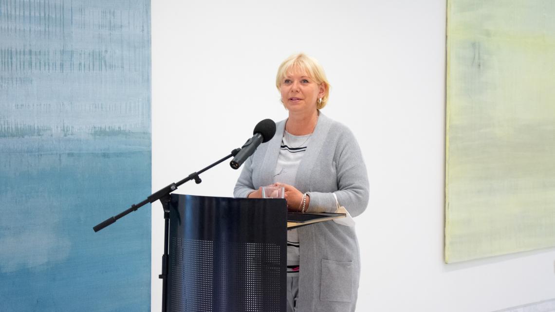 Landtagspräsidentin Prof. Dr. Ulrike Liedtke begrüßte die Künstlerinnen und Künstler, sowie die Gäste zur Vernissage im Landtag.