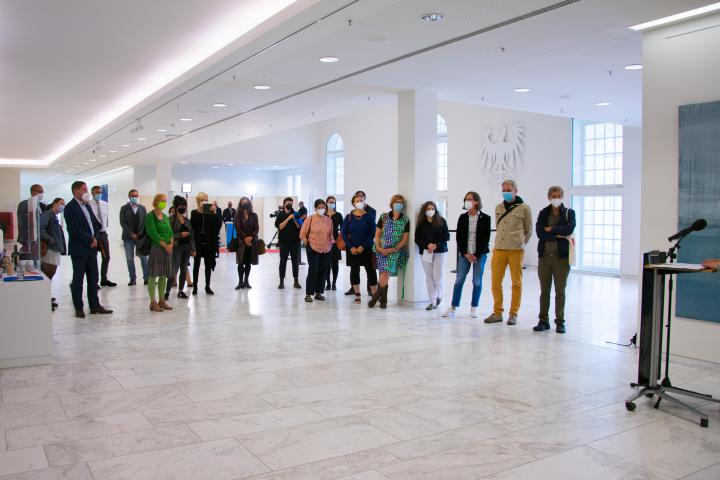 Blick ins Foyer während der Begrüßung zur Vernissage.