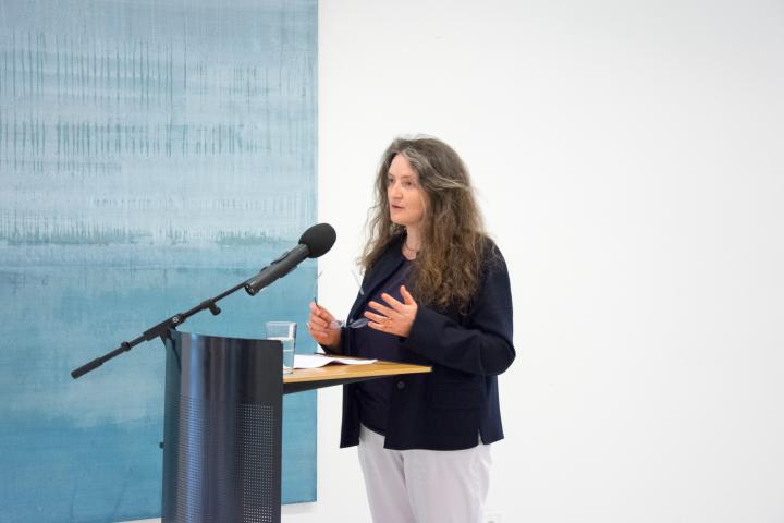 Einführung in die Ausstellung durch die Kuratorin der Ausstellung und Geschäftsführerin des Brandenburgischen Verbands Bildender Künstlerinnen und Künstler e. V. Petra Schmidt Dreyblatt