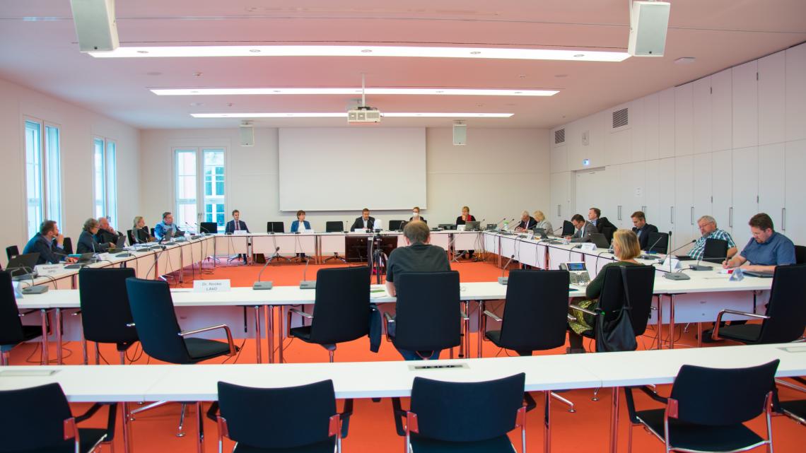 Blick in den Beratungsraum während der 27. Sitzung des Hauptausschusses.