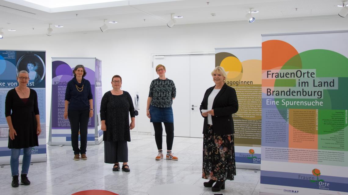 Landtagspräsidentin Prof. Dr. Ulrike Liedtke (1. v. r., 1. Reihe) mit Dr. Martina Weyrauch (2. v. r., 1. Reihe), Jeanette Toussaint (3. v. r., 1. Reihe), Friederike Arndt (1. v. r., 2. Reihe) und Dörthe Kuhlmey (2. v. r., 2. Reihe)