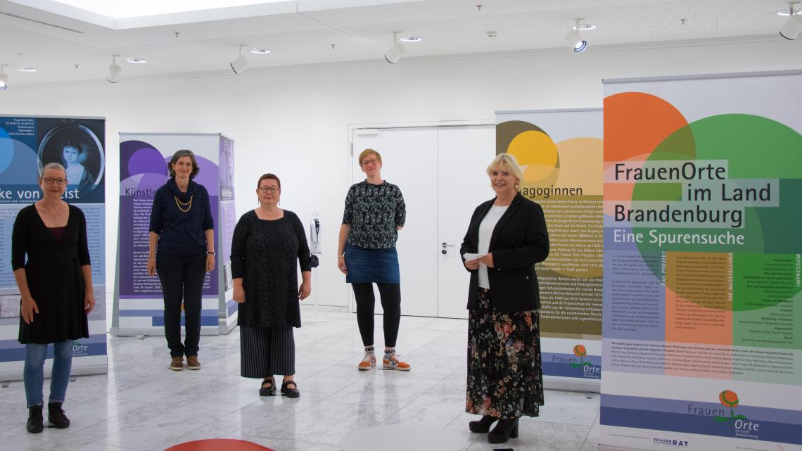 Landtagspräsidentin Prof. Dr. Ulrike Liedtke (1. v. r., 1. Reihe) mit Dr. Martina Weyrauch (2. v. r., 1. Reihe), Jeanette Toussaint (3. v. r., 1. Reihe), Friederike Arndt (1. v. r., 2. Reihe) und Dörthe Kuhlmey (2. v. r., 2. Reihe) 