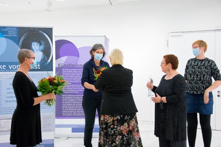 Landtagspräsidentin Prof. Dr. Ulrike Liedtke (m.) bedankt sich bei den Kuratorinnen für die Ausstellung.