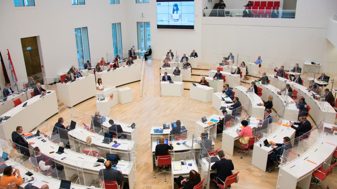 Blick in den Plenarsaal zur Eröffnung der ersten Lesung des Haushaltsgesetzes 2022 durch die Ministerin der Finanzen Katrin Lange.
