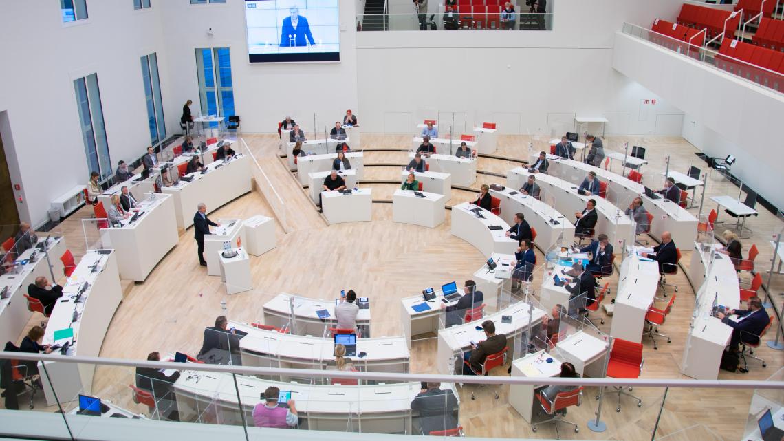Blick in den Plenarsaal zu Beginn der Aussprache in der 53. (Sonder-)Sitzung des Landtages Brandenburg.