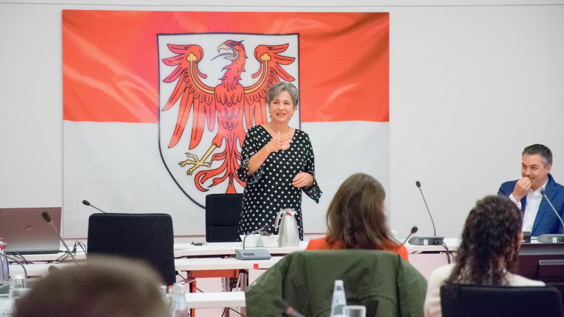 Vizepräsidentin Barbara Richstein begrüßte die Wirtschaftsjunioren im Landtag.