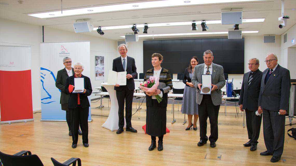 Die Ministerin für Wissenschaft, Forschung und Kultur, Dr. Manja Schüle (4. v. r.) überreichte Vertreterinnen und Vertretern des Arbeitergesangsvereins „Vorwärts“ aus Rheinsberg (1., 2. u. 3. v. r.) und des Kirchenchores Hohen Neuendorf (2., 3. und 4. v. l.) die Zelter-Plakette, die alljährlich im Namen des Bundespräsidenten vergeben wird.