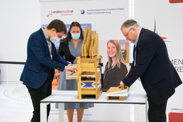 Kurzes Spiel des Organisten Daniel Seeger (l.)