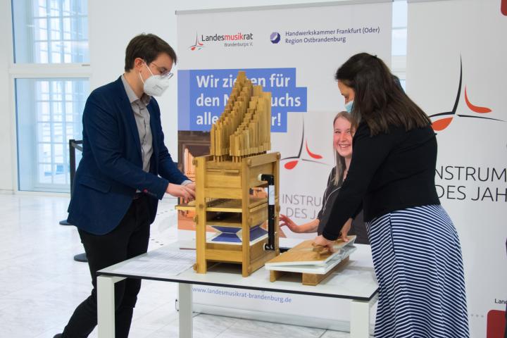 Organist Daniel Seeger (l.) und Ministerin Dr. Manja Schüle (r.) an der Baukastenorgel