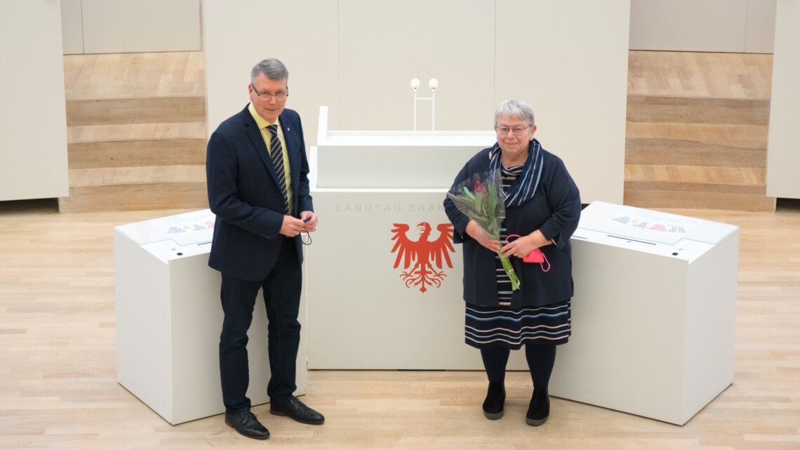 Der stellvertretende Vorsitzende des Europaausschuss Matthias Stefke (l.) gratuliert Bettina Fortunato (r.) zur Wahl zur Vorsitzenden des Europaausschusses.