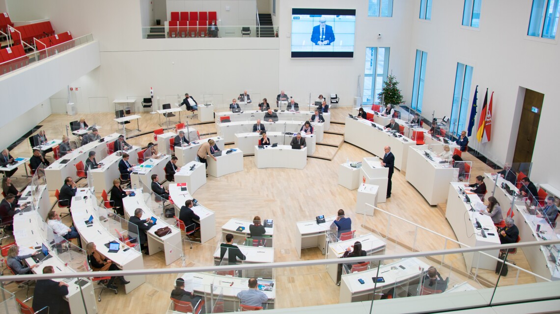 Blick in den Plenarsaal zu Beginn der 57. Sondersitzung des Landtages Brandenburg.