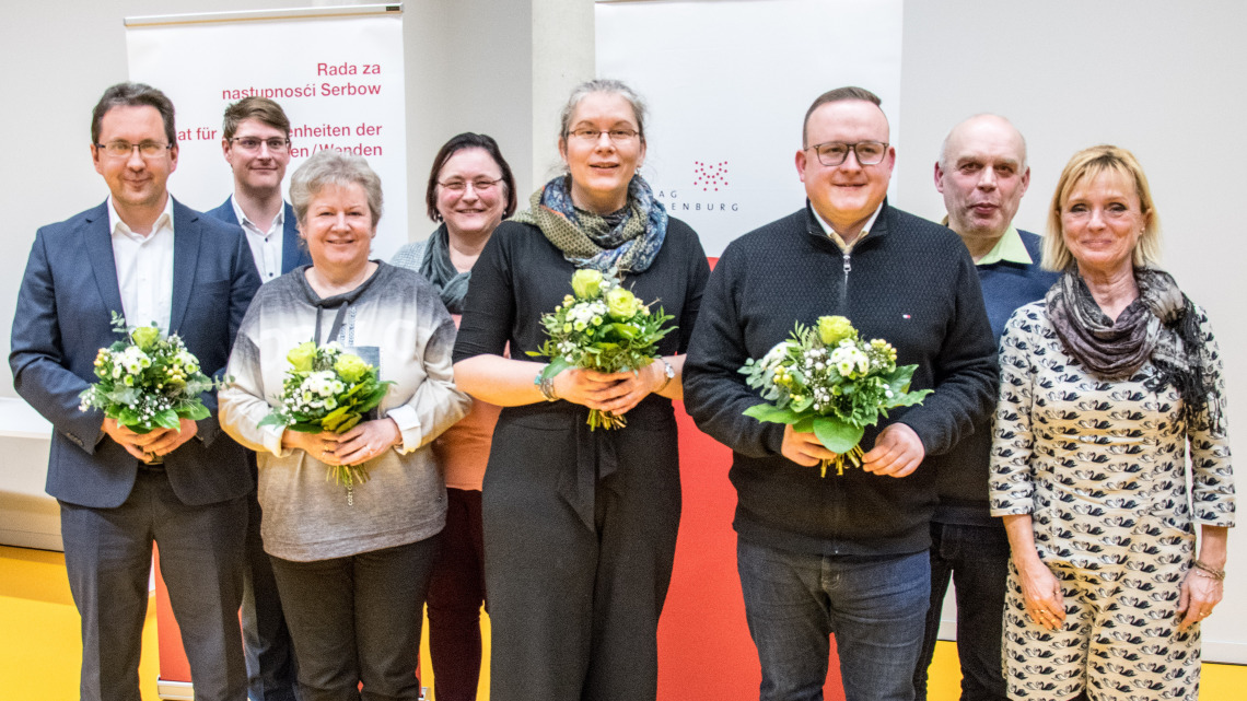 Die vom Rat für Angelegenheiten der Sorben/Wenden am 17. Januar 2023 neu gewählten niedersorbischen Vertreterinnen und Vertreter im Rat der Stiftung für das sorbische Volk (mit Blumenstrauß v. l. n. r.): Marcus Koinzer, Angela Schurmann, Diana Schuster und Julian Brüning.