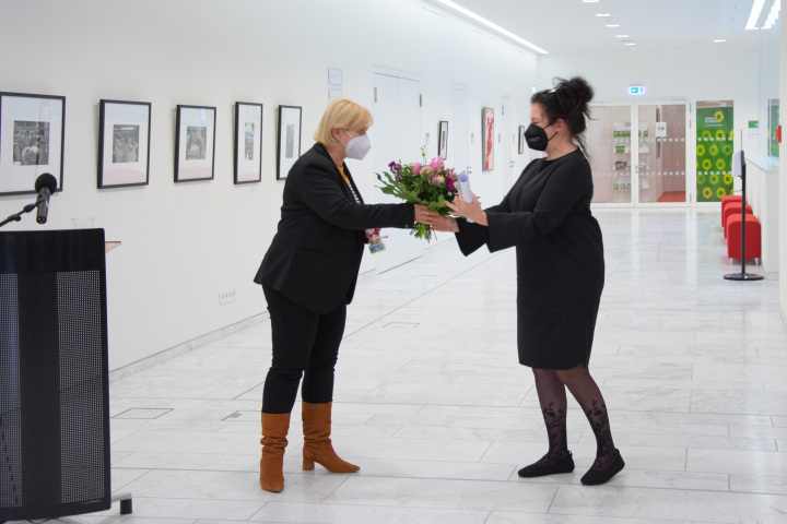 Landtagspräsidentin Prof. Dr. Ulrike Liedtke (links) bedankt sich mit einem Blumenstrauß bei der Kuratorin der Ausstellung Ulrike Kremeier (r.)