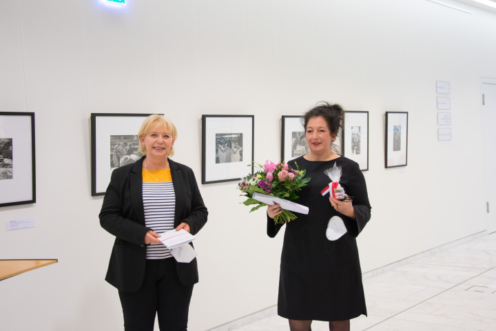 Landtagspräsidentin Prof. Dr. Ulrike Liedtke (links) und die Kuratorin der Ausstellung Ulrike Kremeier (r.)