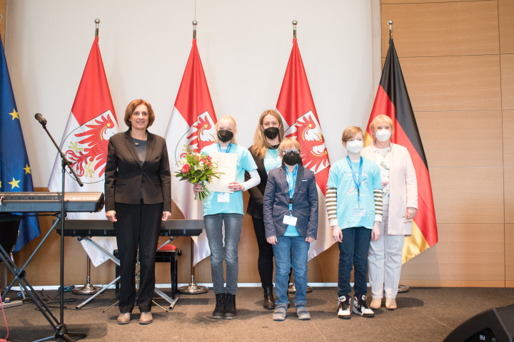 Die Preisträgerinnen und Preisträger des 3. Landespreises (Kategorie Grundschulen) der Schülerzeitung Der Pausenfüller von der Grundschule „Am Wasserturm“ Dallgow-Döberitz